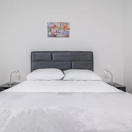 1 Bedroom In 아파트 *